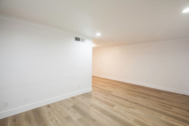 Building Photo - Remodeled Central Dallas Condo