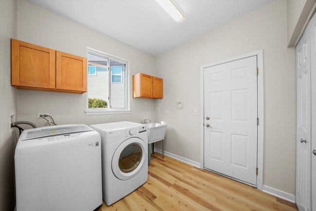 Building Photo - 3251 Thunderbird Ct E