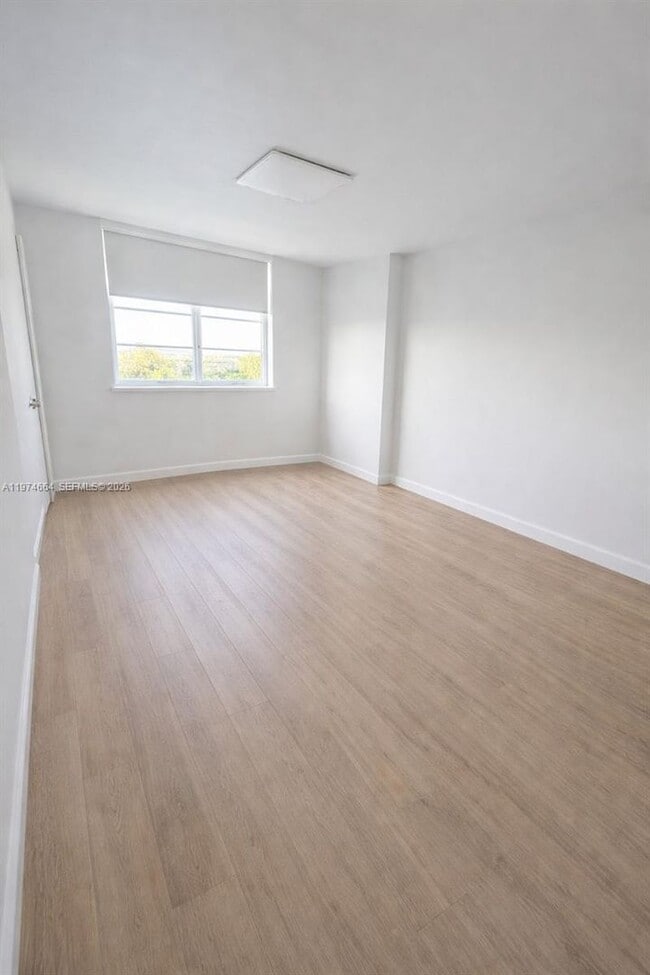 Building Photo - 300 Bayview Dr