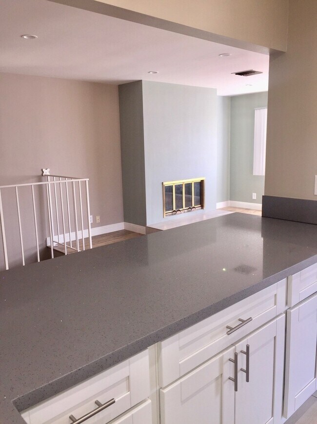 Building Photo - Glendale Hills traditional with fabulous views