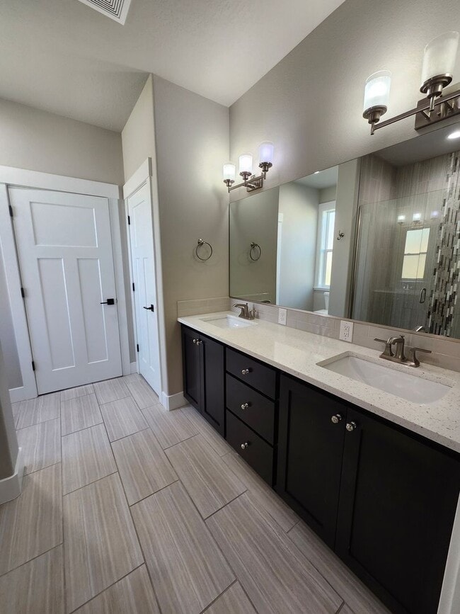 Building Photo - Elegant 4 Bed, 2 Ba Home - MANY Upgrades &...