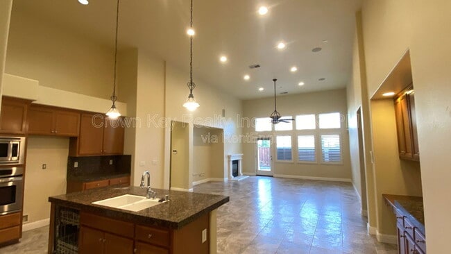 Building Photo - 724 Shelli St