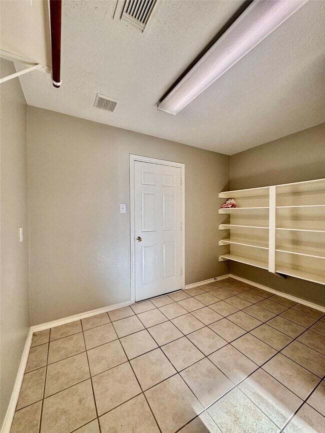 Building Photo - 10630 Acacia Forest tr