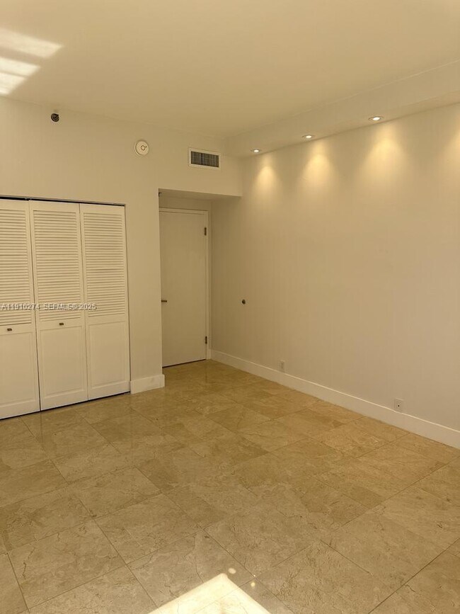 Building Photo - 251 Crandon Blvd