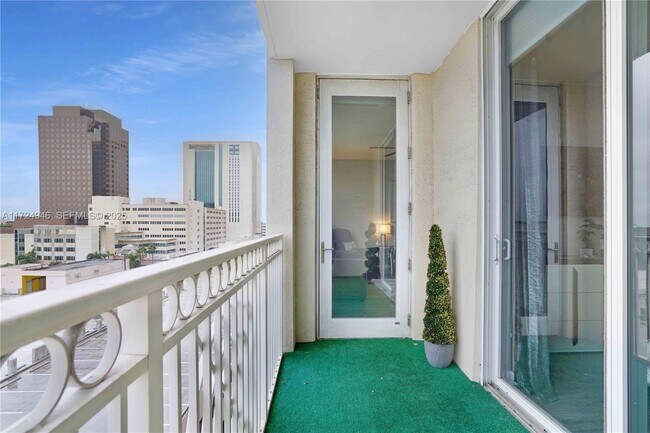 Building Photo - 511 SE 5 Ave