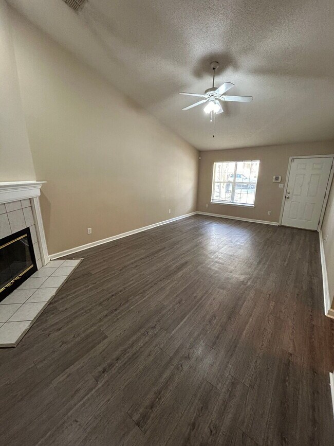 Building Photo - 2 bed/2 bath with new paint and flooring! Pets are welcome! New Back Porch!