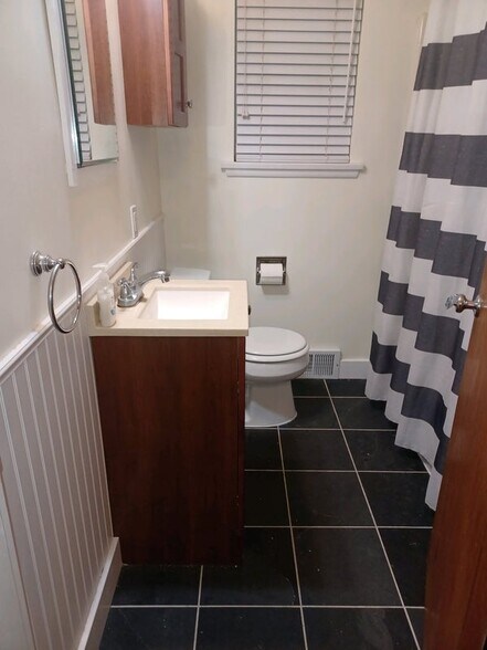 upstairs bath - 4719 SW Findlay St