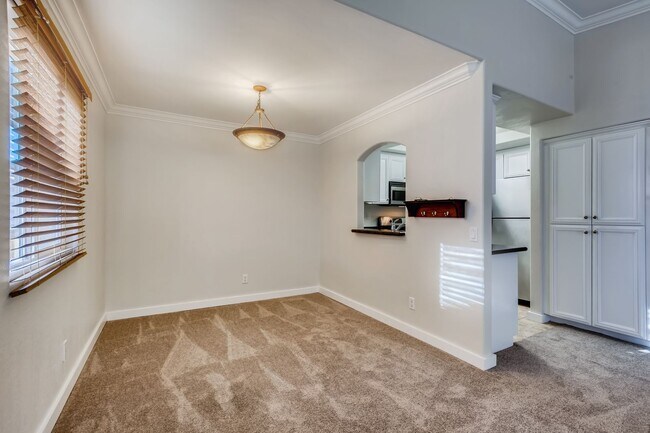 Building Photo - Spacious 2BR/2BA Top-Floor Condo in Gated ...