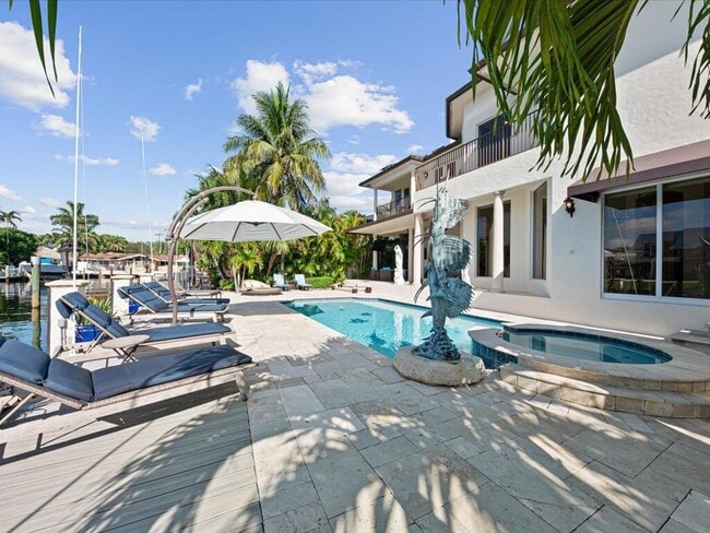 Building Photo - 3030 NE 45th St