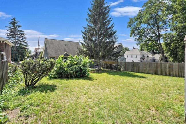 Building Photo - AVAILABLE IN NOVEMBER! 3 Bedroom, 1.5 Bath House in Grand Rapids