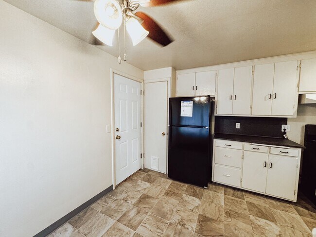 Building Photo - Charming 3 Bedroom in River Road Area!