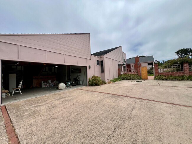 Building Photo - Large 4 bedroom 3 bathroom home in Pacific...