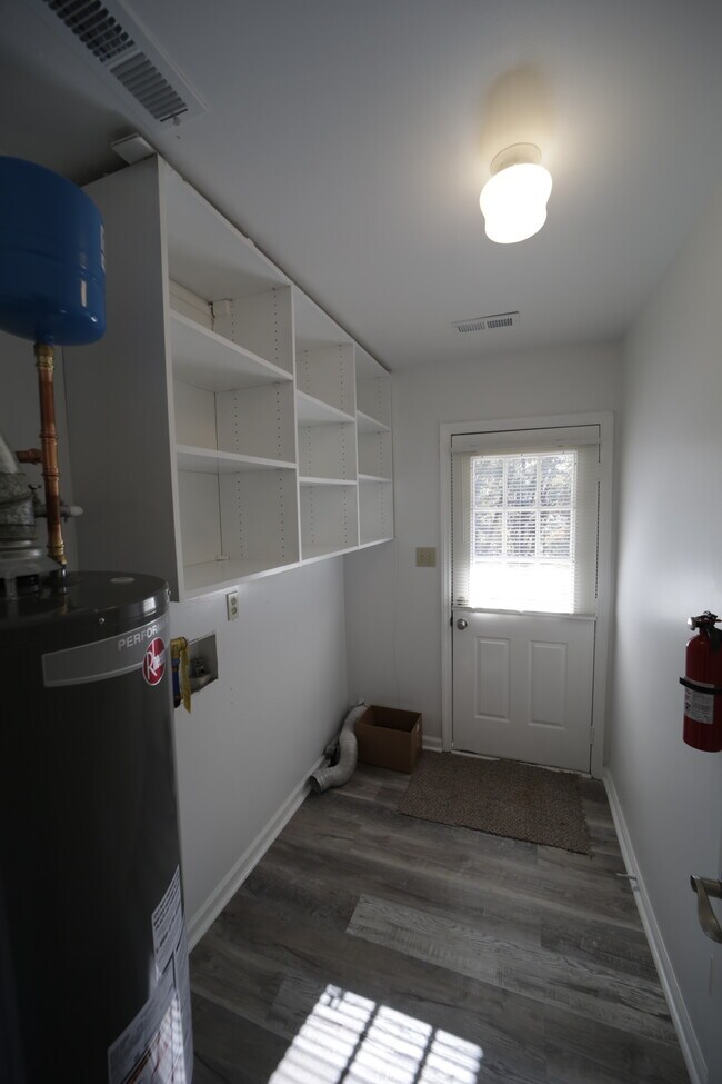 Building Photo - 7909 Carmel Rd