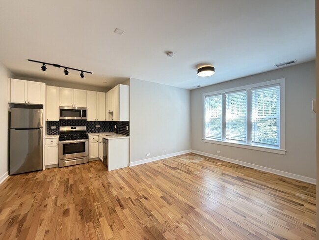 Building Photo - 643 W Wrightwood Ave
