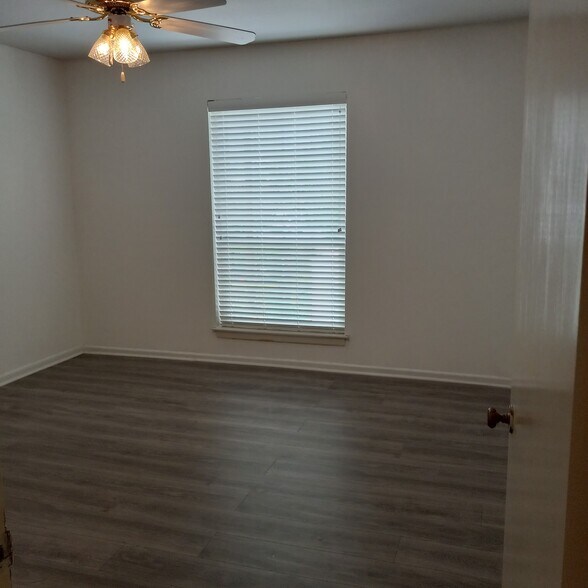Building Photo - 8401 N New Braunfels Ave