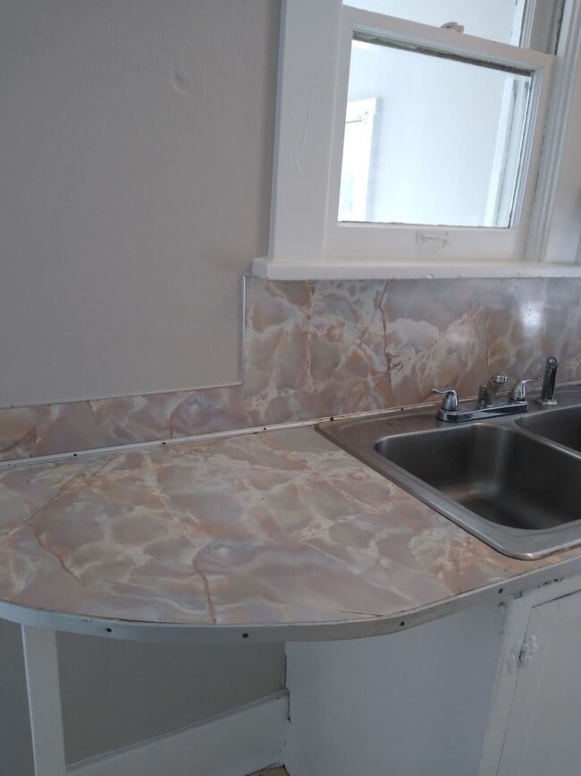 Building Photo - DU Charming 1920's Bungalow 2 Beds 1 Bath  Available Now