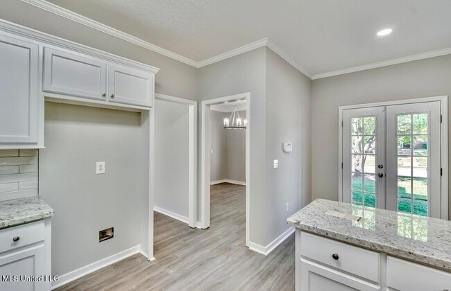 Building Photo - 301 White Oak Dr