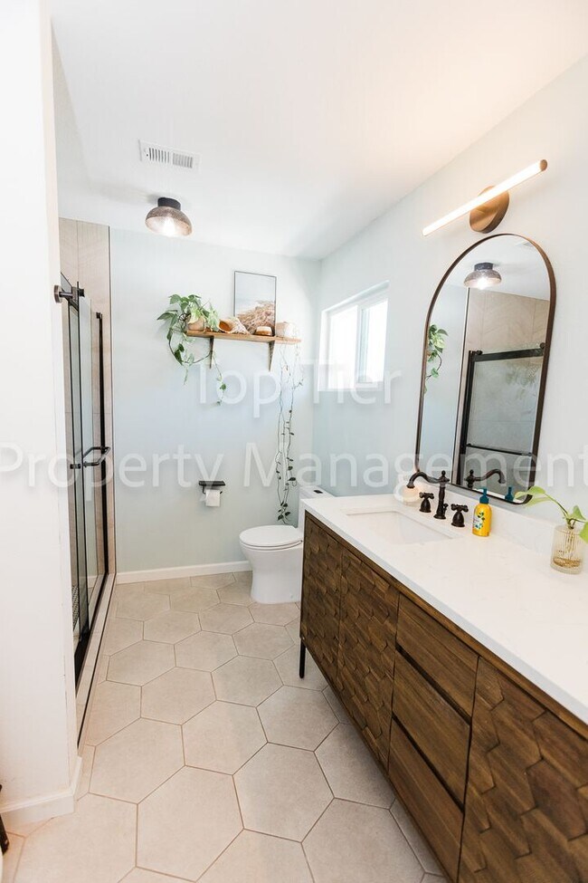 Building Photo - Beautifully Upgraded 3 Bed / 2 Bath Home –...