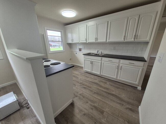 Building Photo - Fully remodeled 3 bedroom home!