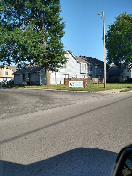 Pin Oak Townhomes main entrance - 2406 Alabama St