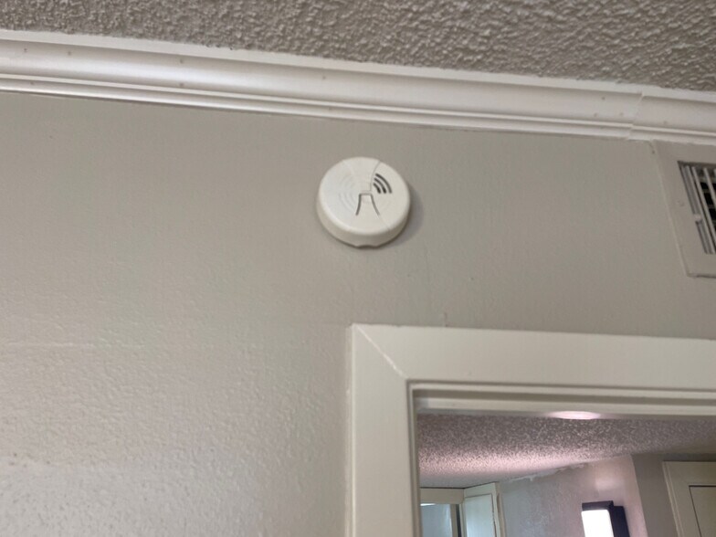 Building Photo - Room in Condo on E Hill Dr