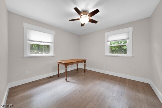 Building Photo - 422 Hollow Rd