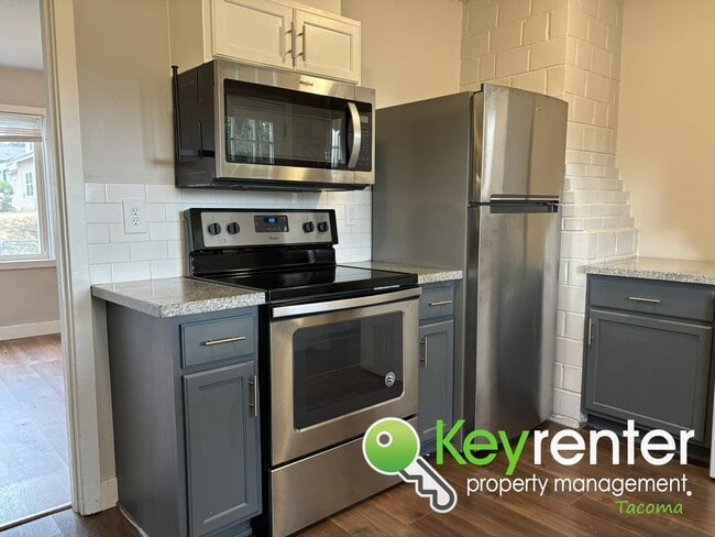 Building Photo - Charming Newly Remodeled Home