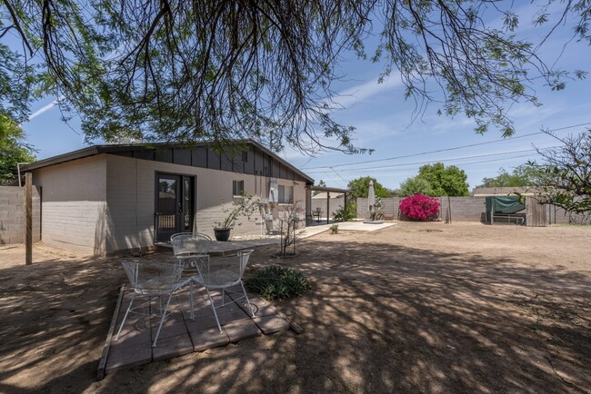 Building Photo - 1609 S Parkside Dr
