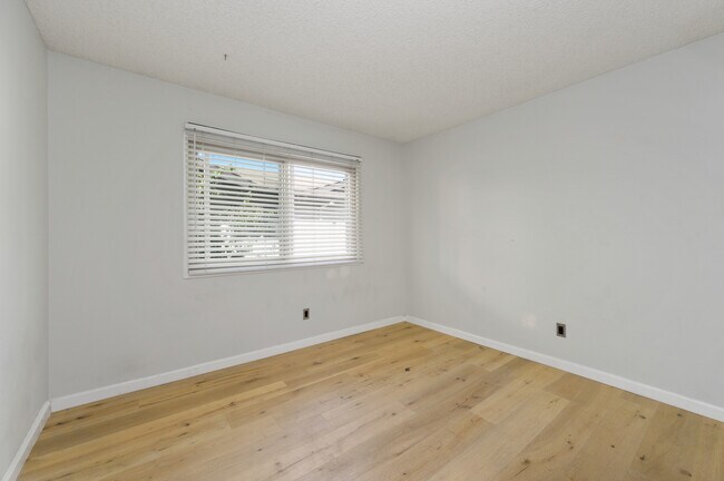 Building Photo - 6716 Clybourn Ave