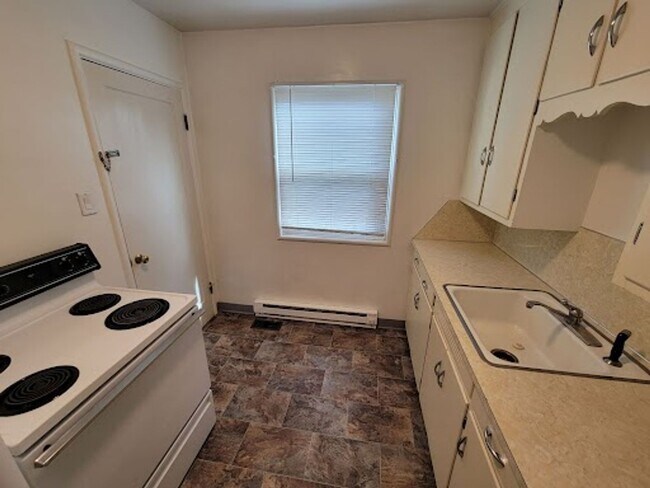 Building Photo - LR Johnson Triplex