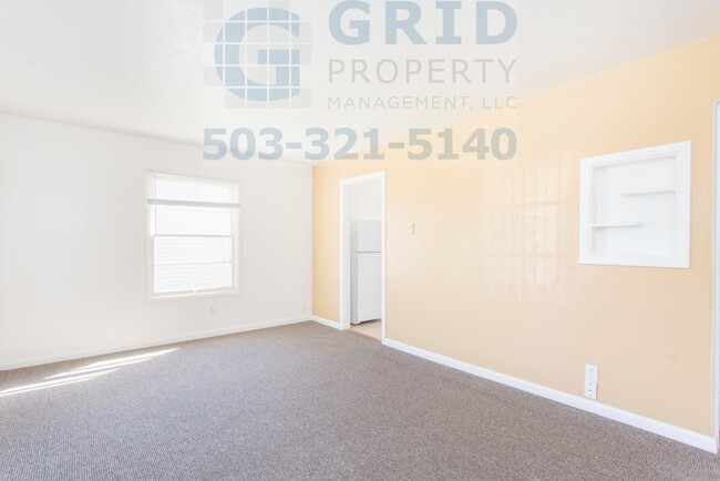 Building Photo - Two Bedroom Bungalow Available in Lents Ne...