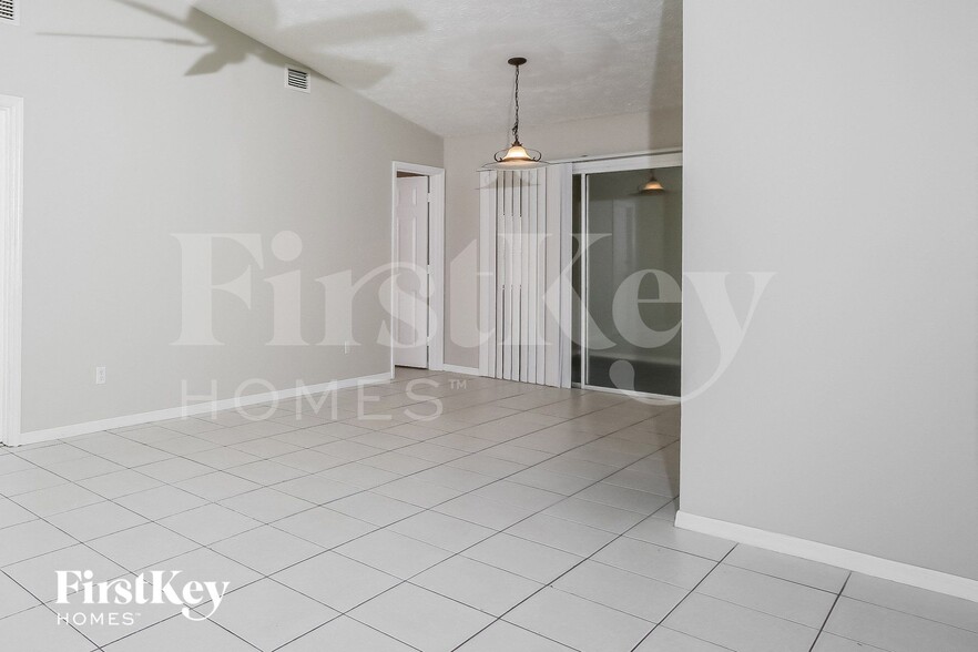 Building Photo - 462 SE Streamlet Ave