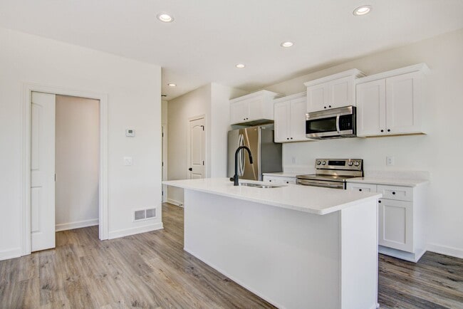 Building Photo - 3 Bedroom Town Home