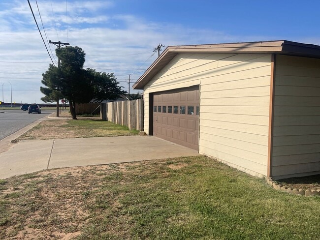 Building Photo - Move in Special! $200 off First Month! Adorable 2 Bedroom with 2 Car Garage Close to Hospitals an...