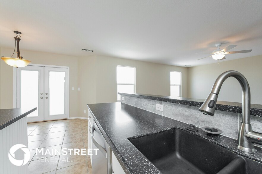 Building Photo - 13872 Lilac St