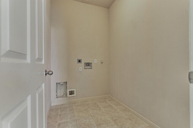 Building Photo - 8007 N Tarrytown Crossing Dr