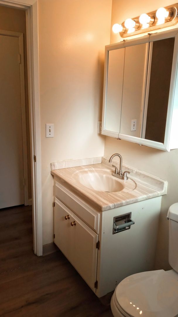 Building Photo - Charming 2bd Duplex With Private Yard & Garage