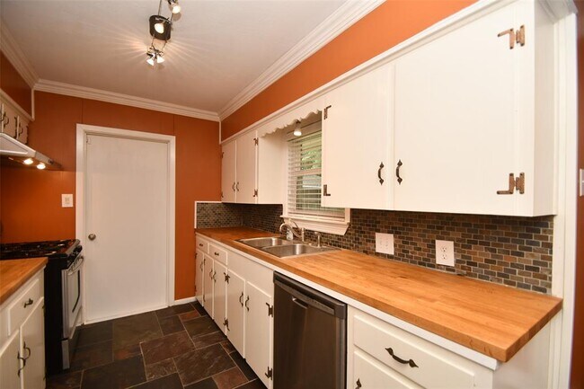 Building Photo - 5535 Berry Creek Dr