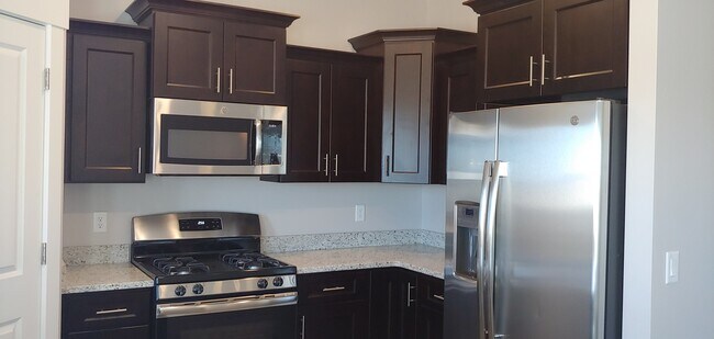 Building Photo - Like New Townhouses! Available Now!