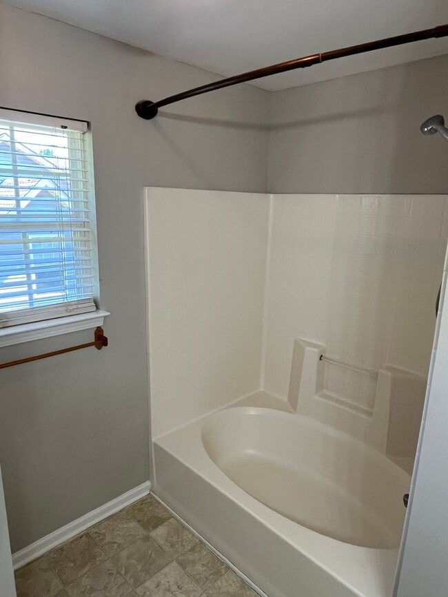 Building Photo - Great 3 Bed, 2.5 Bath house in University ...