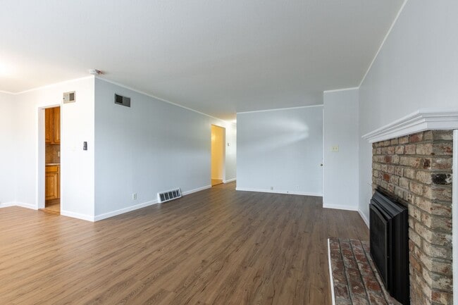 Building Photo - Beautiful & bright 3 bed / 2 Bath San Brun...