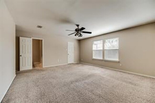 Building Photo - Freshly Updated 3 bedroom spacious beauty!!