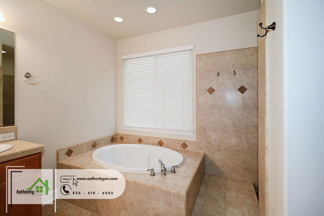 Building Photo - 618 Casa Buena St