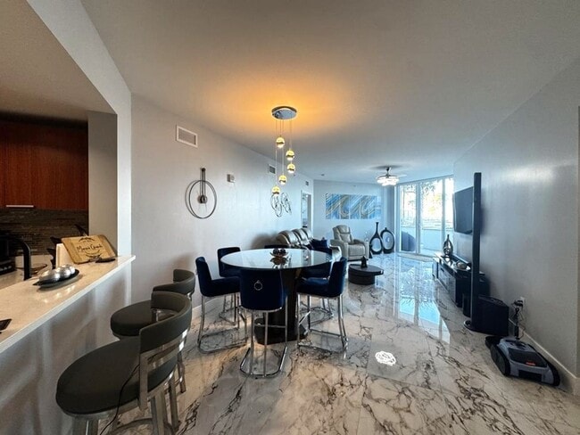 Building Photo - 2/2 in Marina Grande