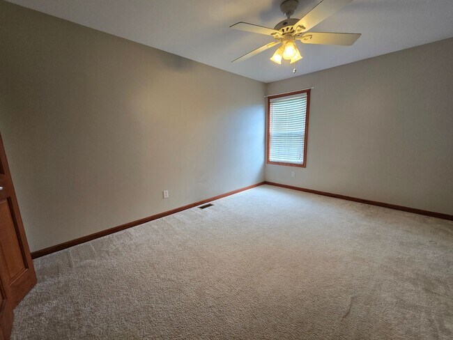 Building Photo - 4 Bedroom Home in Bloomington's East Side