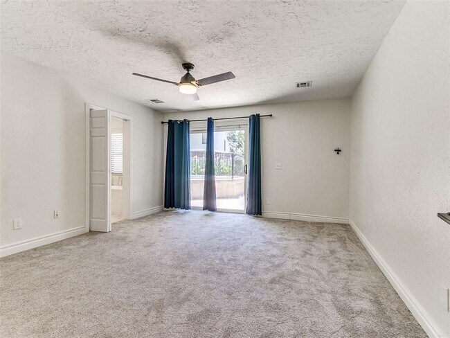 Building Photo - Family Home + Pool!