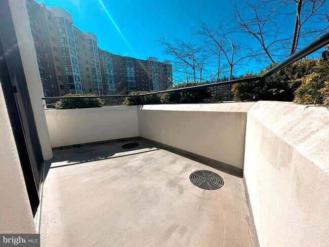 Building Photo - 15100 Interlachen Dr