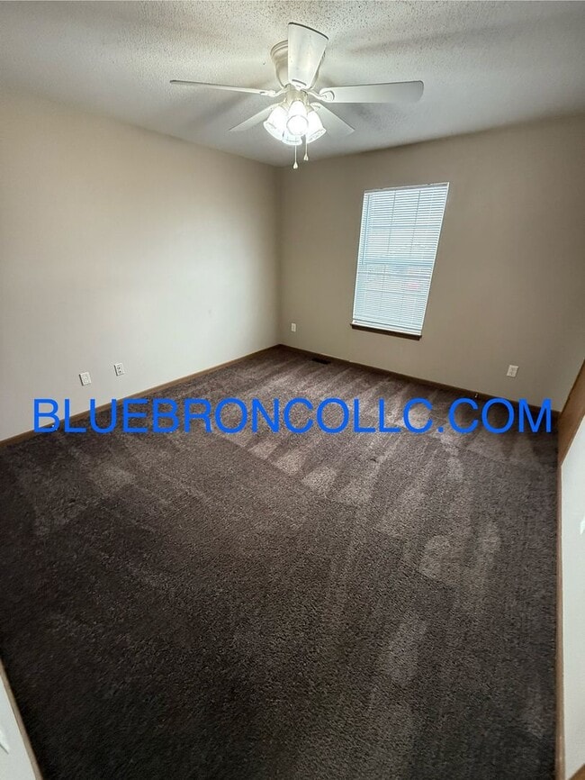 Building Photo - Lovely 2 bedroom townhome in Peculiar