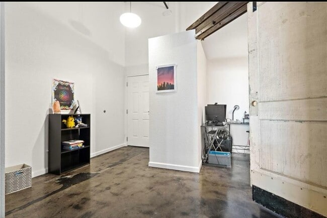 Building Photo - 321 W 7th St