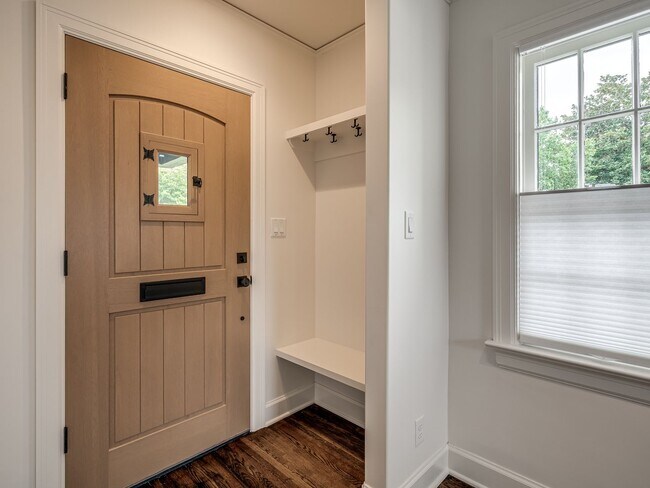 Building Photo - Luxury Living in the Heart of Tulsa